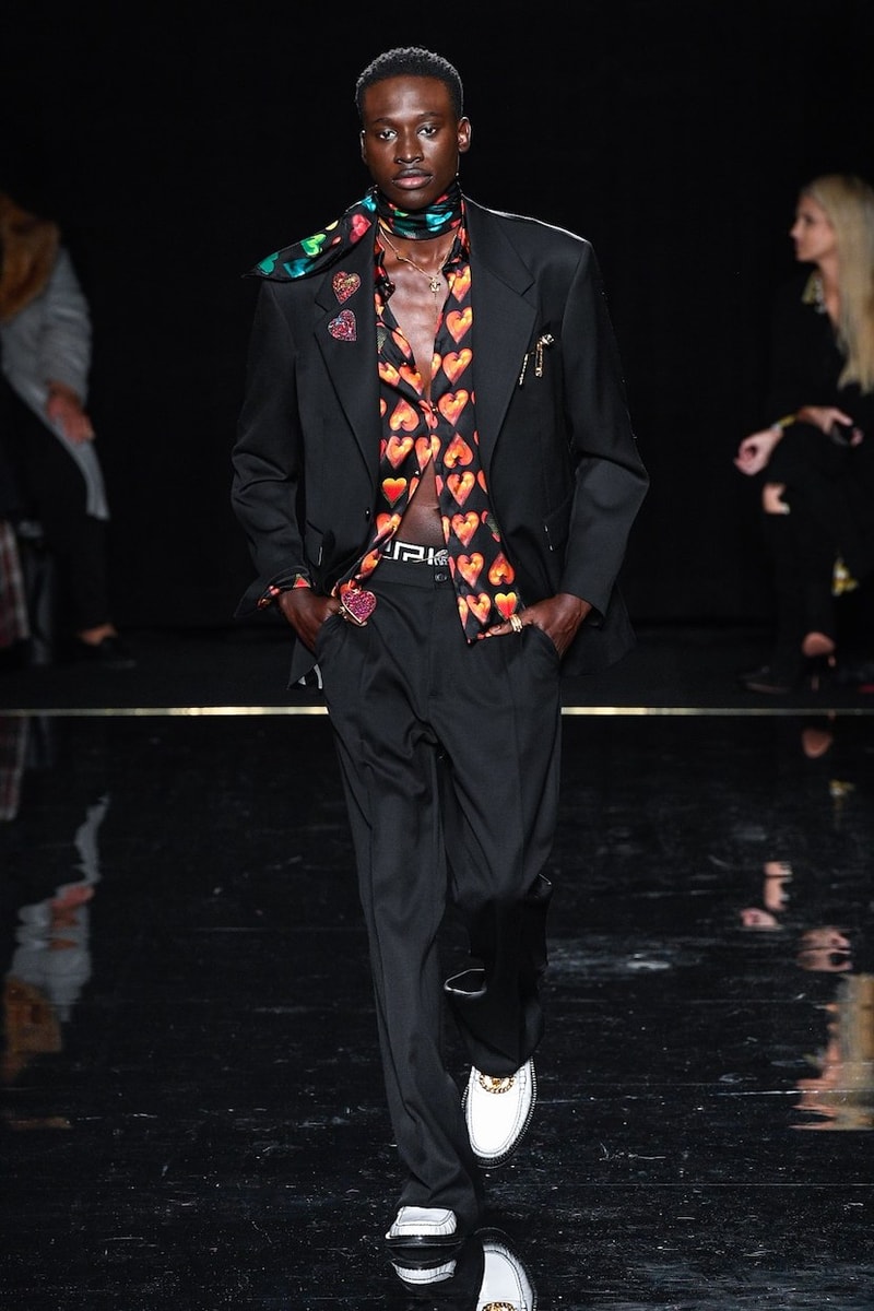versace last show pre-fall 2019 runway looks