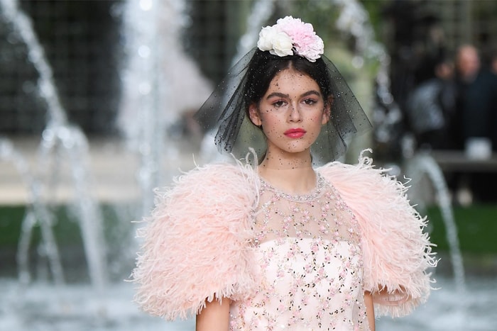 想一睹 Chanel 高訂時裝展的製作精華?必看 Netflix 12 月播出的時尚紀錄片!