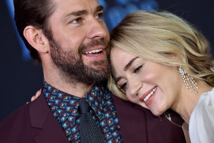 這樣的互動每分秒都是愛,一支影片看出 Emily Blunt 與老公有多鬼馬!