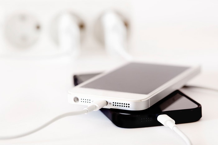 無線充電會讓 iPhone 電池壽命變短？跟專家說的方法才能用得安心！