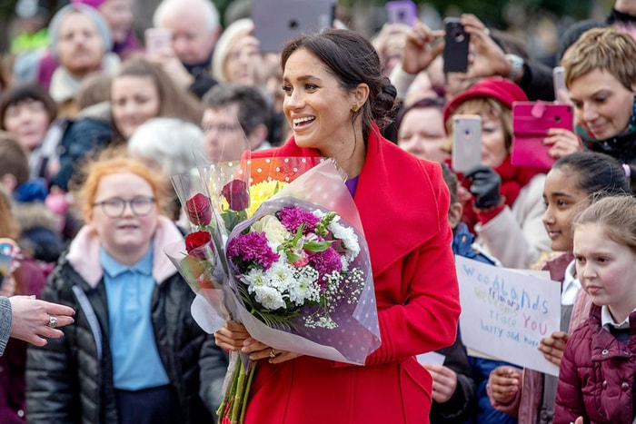 梅根穿搭又令人跌眼鏡!除了英女王,皇室也只有她敢這樣撞色⋯