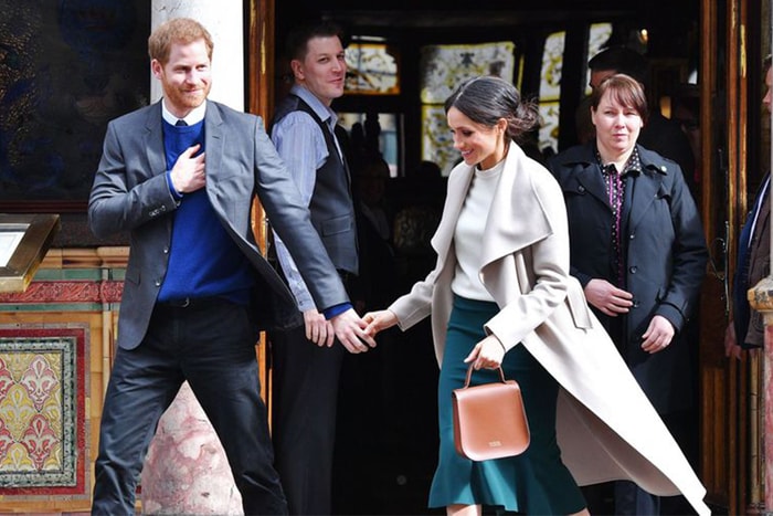為何梅根和凱特總是用左手挽手袋？原來皇室規矩也有貼心考慮！