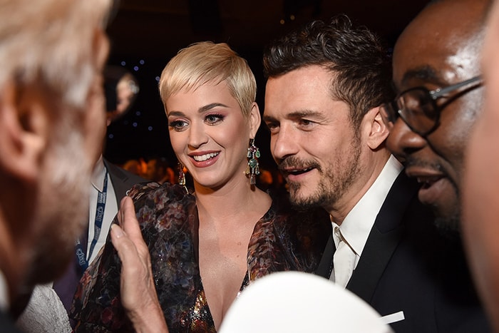 Katy Perry 戴上超大粉色鑽戒與 Orlando Bloom 在情人節這天訂婚了!