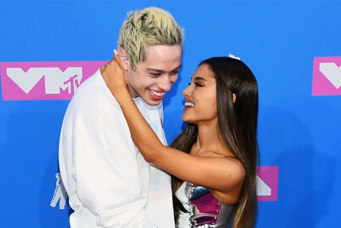 跟 Ariana 分手後,Pete Davidson 迅速跟比他年長 20 年的女神相戀!