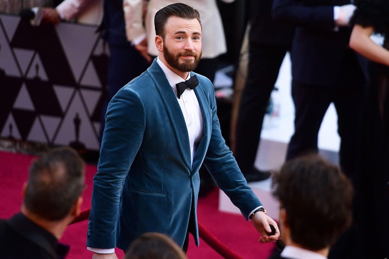chris-evans-helps-regina-king-onto-oscars-stage