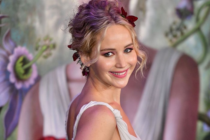 Jennifer Lawrence 戴上巨型戒指,與交往 8 個月的男友訂婚!