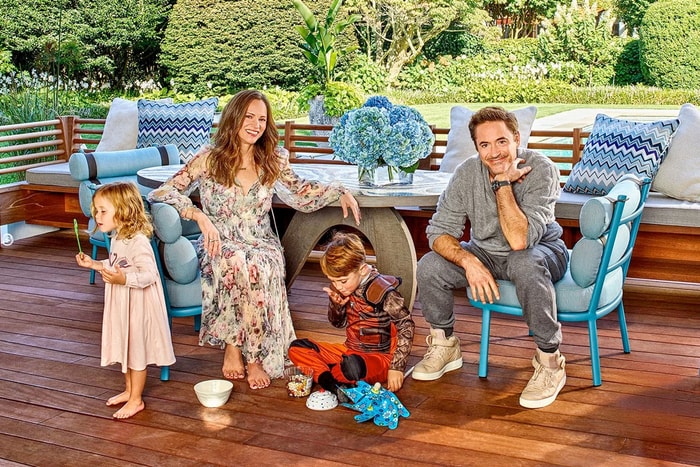 Robert Downey Jr. 一家人出遊迪士尼，光看這一幕就能知道他是好爸爸！
