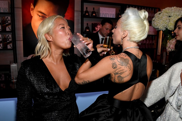 直擊奧斯卡會後派對：高調放閃的夫妻、Lady Gaga 喝交杯酒、喝開的名人相？