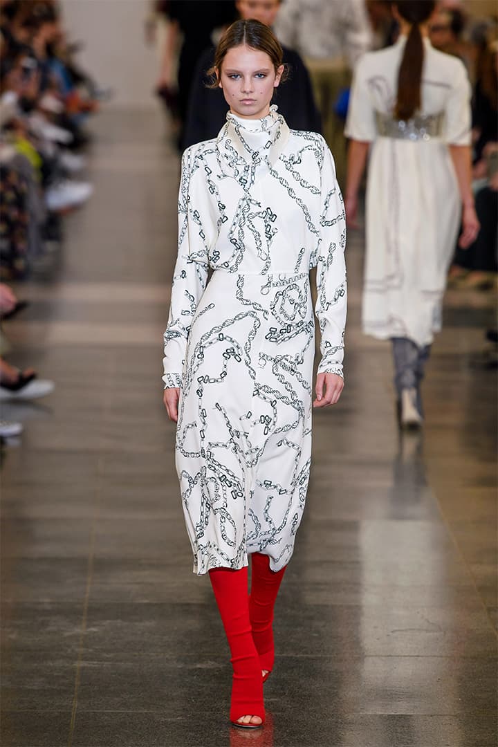 victoria-beckham-fw19-lfw runway