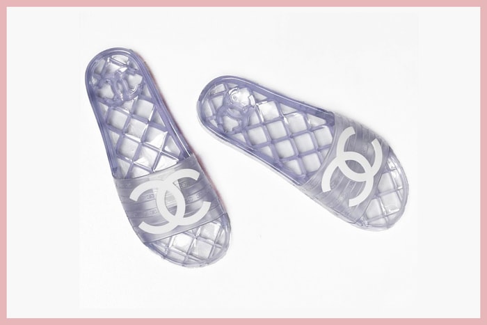 身為 Chanel 粉絲你心動了嗎?夏日的必備單品就是這雙 PVC 拖鞋了!
