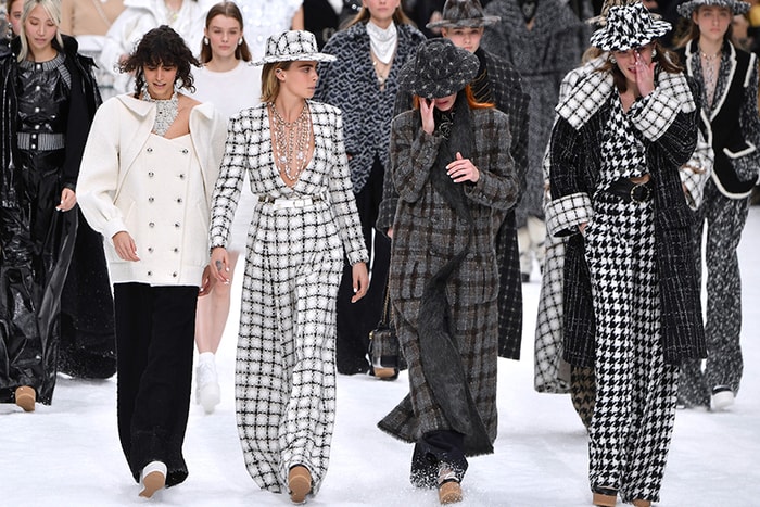 無不散的宴席:在老佛爺 Chanel 告別大秀上,模特兒更落下了難過的眼淚......