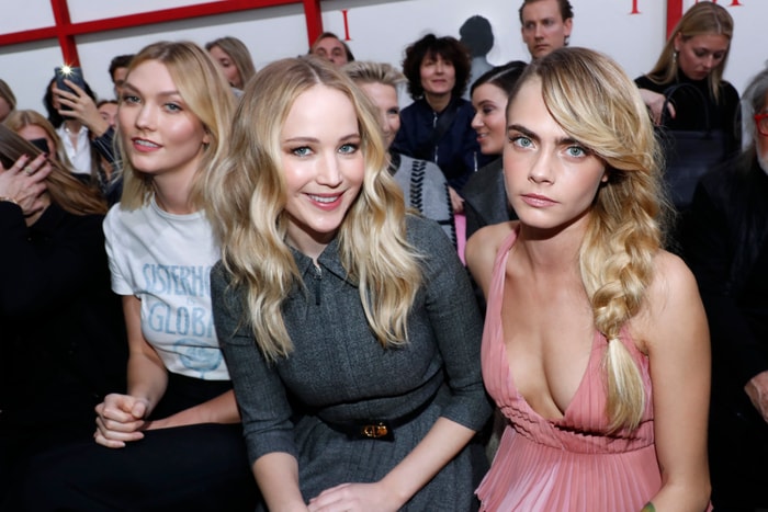 巨型鑽戒公開亮相!婚後的 Jennifer Lawrence 極佳氣色現身 Dior 時裝秀!