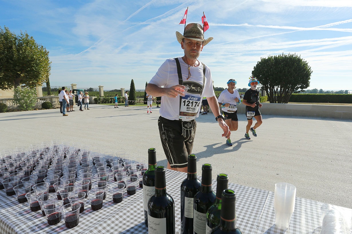 French-marathon-runners-drink-wine-eat-cheese