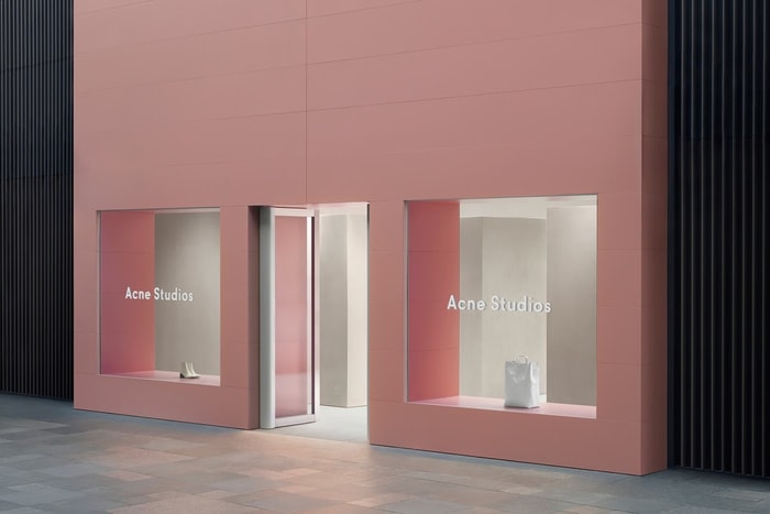 Acne Studios 全新成都店舖落成，整面粉紅色外牆讓人都想朝聖！