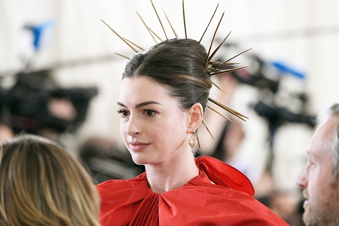 Anne Hathaway 畫上大濃煙燻妝登封面,網民紛紛表示:「她是誰?」