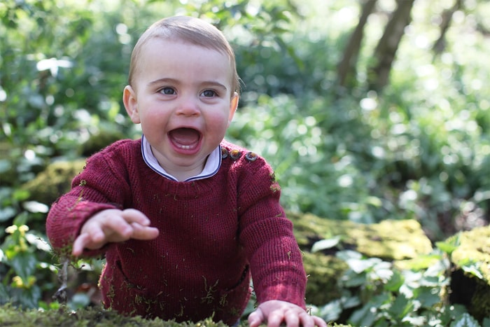 路易王子 1 歲生日了！凱特王妃親自拍攝，露出小小門牙也太萌！