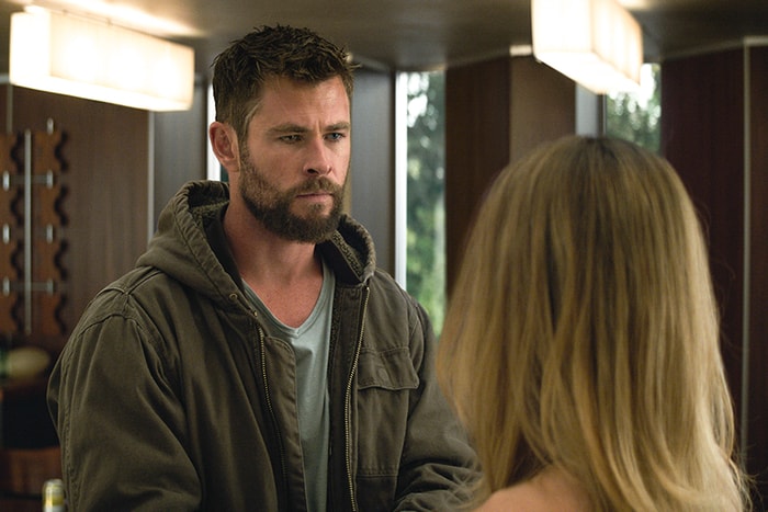 竟然是 Thor 要親吻這個角色的畫面:《復仇者》導演親自解釋被刪除片段!