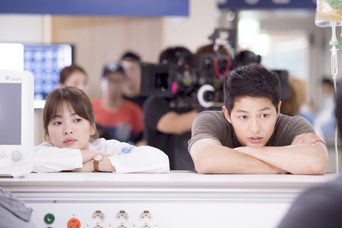 無需肉麻的言語,而是知道彼此在身旁:宋仲基談婚後心情:「老婆給了我安定的生活。」