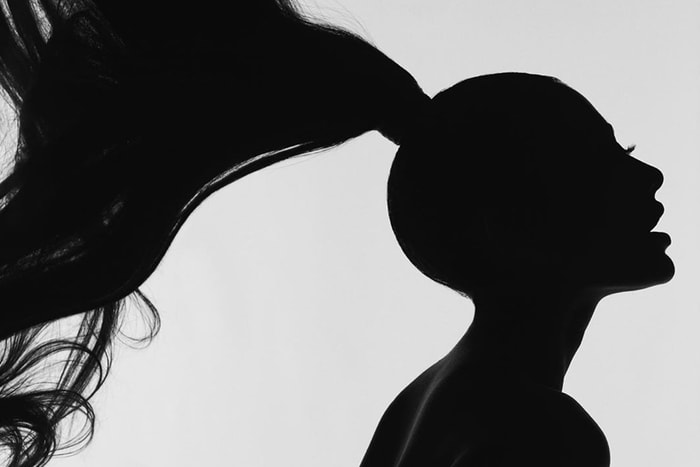 猜猜我是誰?Givenchy 代言人剪影曝光,引起網友熱議:「絕對不是 Ariana Grande!」