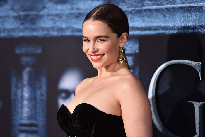 星巴克杯亂入《權力遊戲》,龍母 Emilia Clarke 也不忘可愛回應!