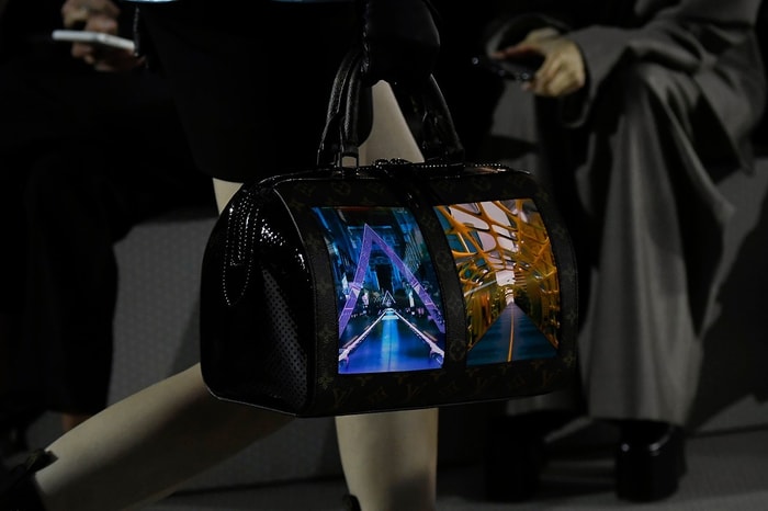 Louis Vuitton  開創先河推出全球首款 OLED 手袋，還可隨時變換圖案！