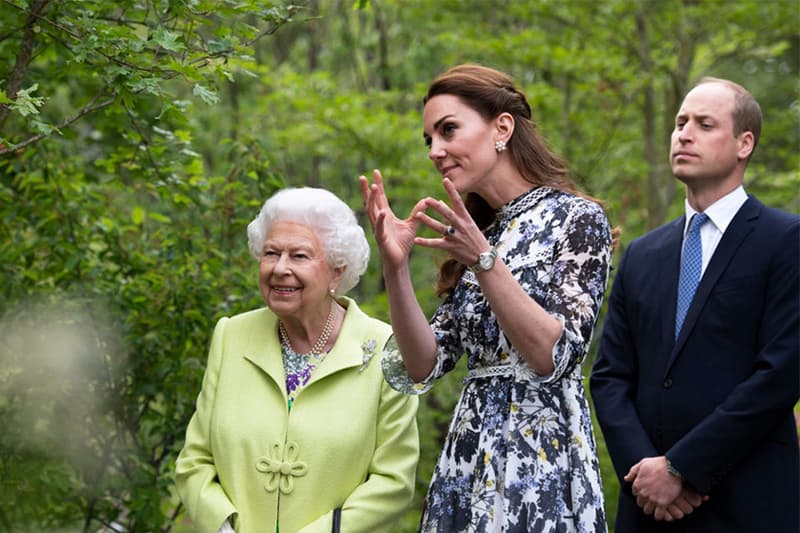 kate-middleton-kiss-queen-elizabeth-break-protocol-approval