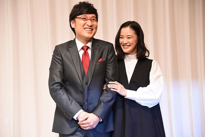 蒼井優結婚記者會上竟被無禮提問眼眶泛淚,老公一席話讓網民直呼「嫁對了」