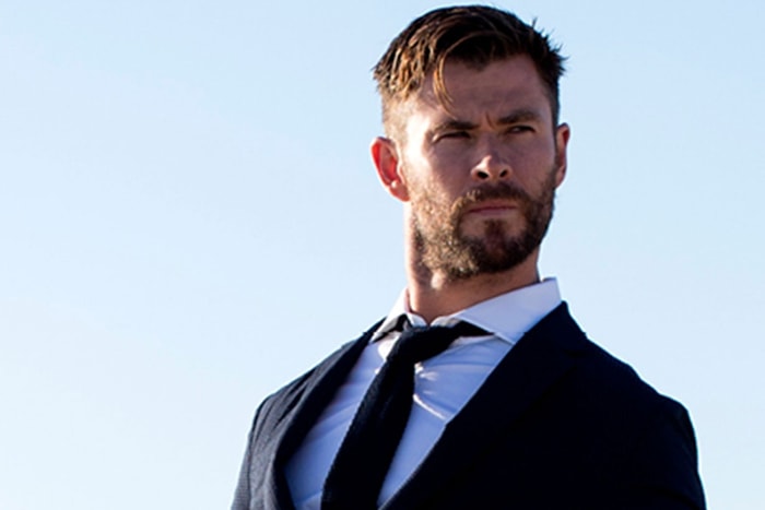 帥到炸掉!Chris Hemsworth 穿西裝、玩滑浪片段曝光