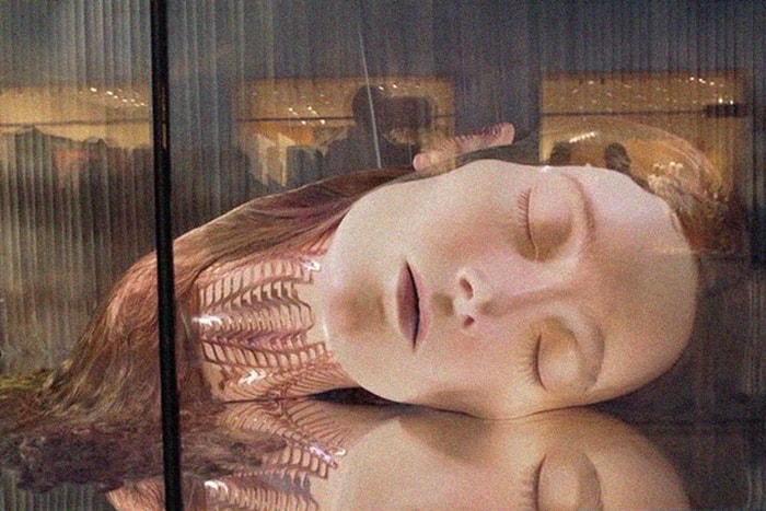 當夢與現實糾纏不清，為什麼會有一顆人頭躺在 Swarovski 店內？
