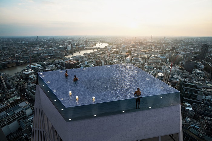 世界第一座：這個 360 度全透明空中泳池，座落在 55 層樓高的摩天大樓頂端！