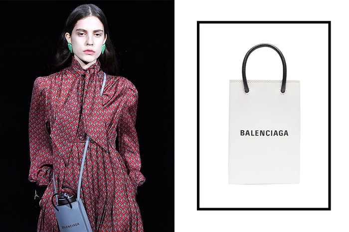 只夠放一部手機？潮人必買：Balenciaga 巴掌大的「水樽包」！