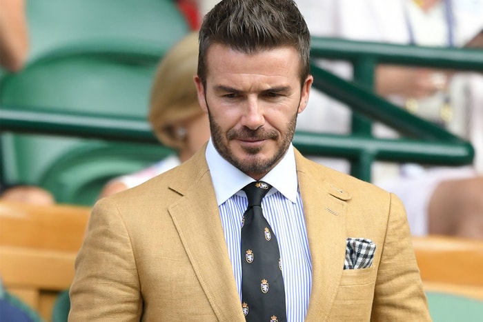 Beckham 父子觀賽同穿杏色西裝，網民詫異：「兒子像老了一圈！」