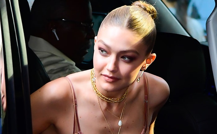 Gigi Hadid 拿着貝殻手袋絕美現身!網民:「她更適合當小魚仙!」