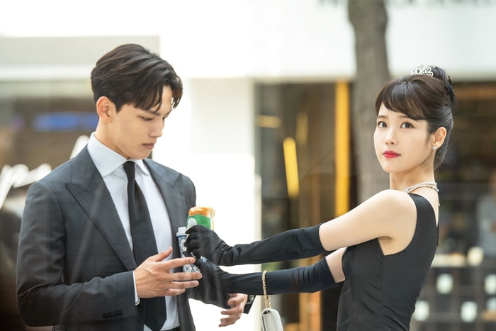 《德魯納酒店》IU 和呂珍九拍攝雜誌硬照,照片只有黑白兩色卻散發無限時尚魅力!