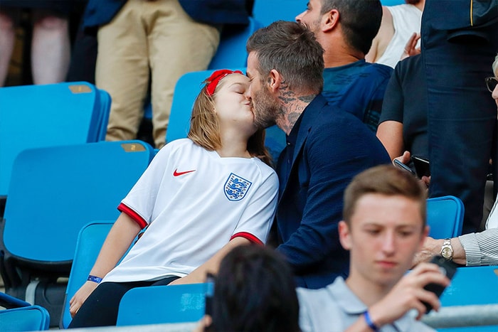 和女兒因為這個動作惹議,David Beckham 不理會:「這就是我們家愛的方式!」