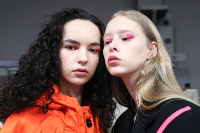 不需要任何技巧,只需要 4 支棉花棒就可以化出層次感眼妝!