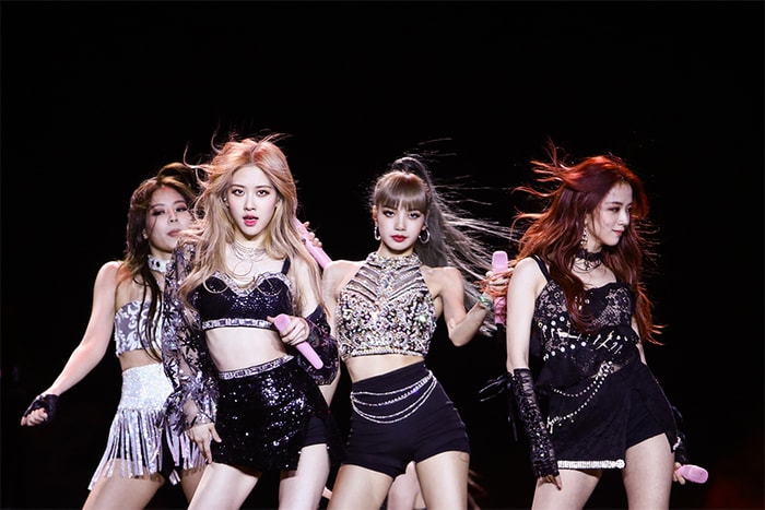 黑色唇膏、雙馬尾、厭世眼神,你看過如此叛逆造型的 BLACKPINK 嗎?