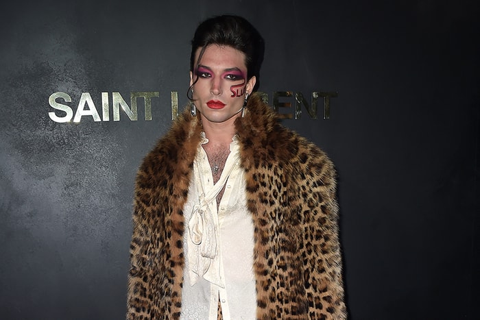 雌雄莫辨:Ezra Miller 一身大膽豹紋,慵懶魅惑出席 Saint Laurent 巴黎大秀!