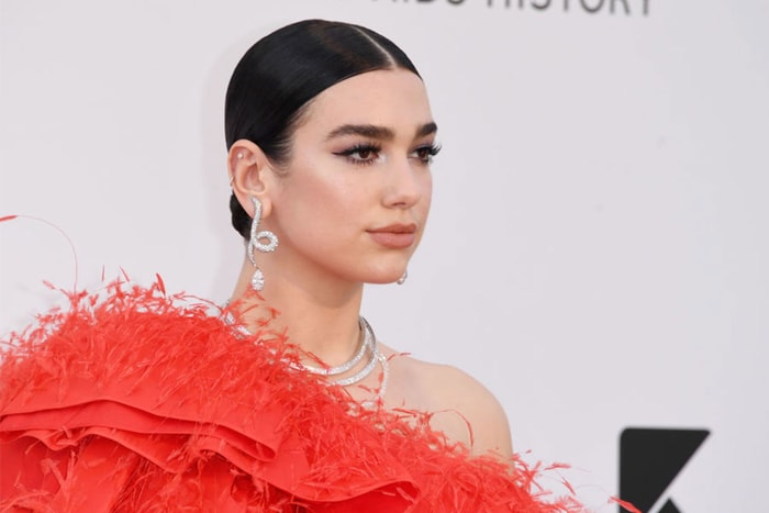 Dua Lipa 剪了平瀏海現身巴黎，性感、冷艷的新造型令人讚不絕口！