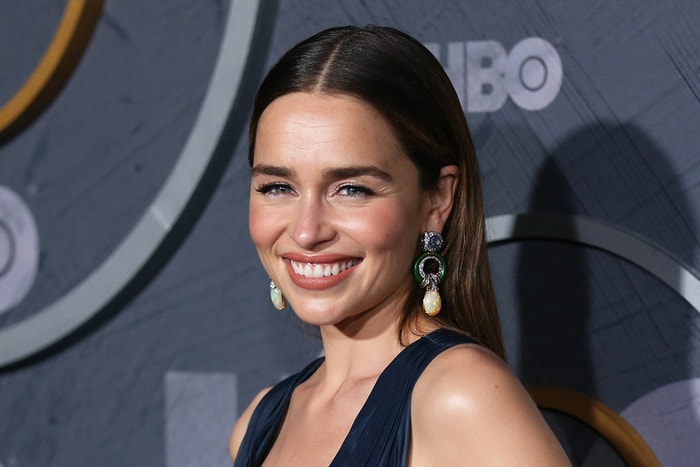 龍母化身女神!Emilia Clarke 換上長直髮,性感指數更直線上升
