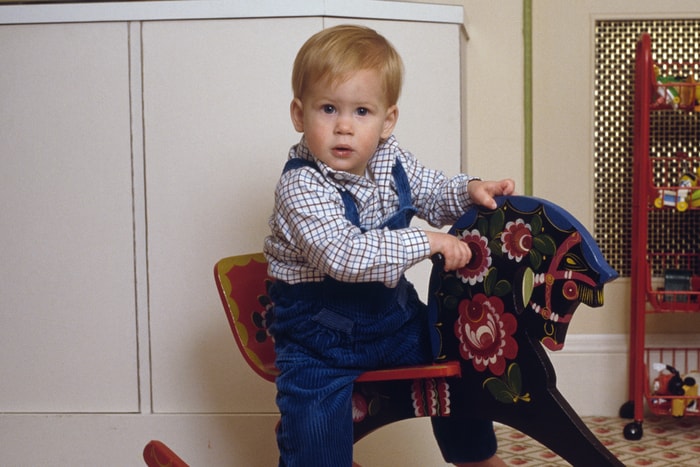 拿出 34 年前的照片比對... Archie 和哈利王子的兒時照片神似度高的嚇人！
