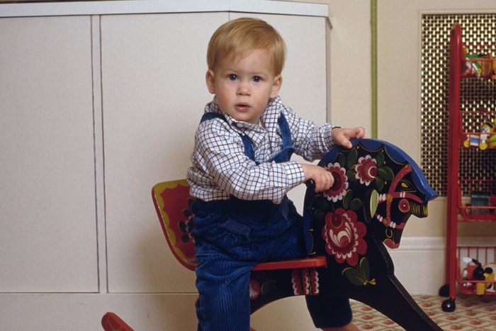 拿出 34 年前的照片比對... Archie 和哈利王子的兒時照片神似度高的嚇人!
