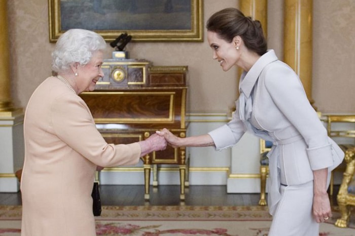 「與英女皇會面，你會穿甚麼？」歐美名人的覲見造型