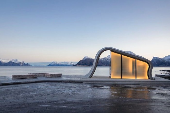 宛如藝術品：全球最美公廁坐落於挪威小鎮，簇擁冰川雪山大自然美景！