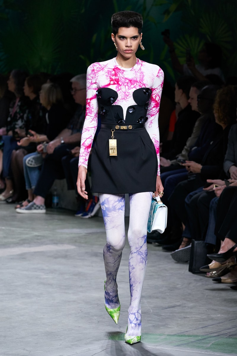 versace mfw jennifer lopez jungle sexy dress 2020 ss throwback
