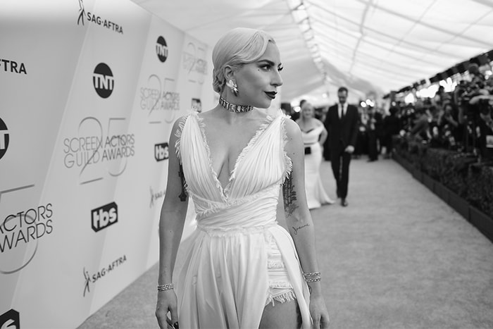 Lady Gaga 演唱會上舉起葛萊美獎座,沒想到是台灣粉絲親手製作的禮物!