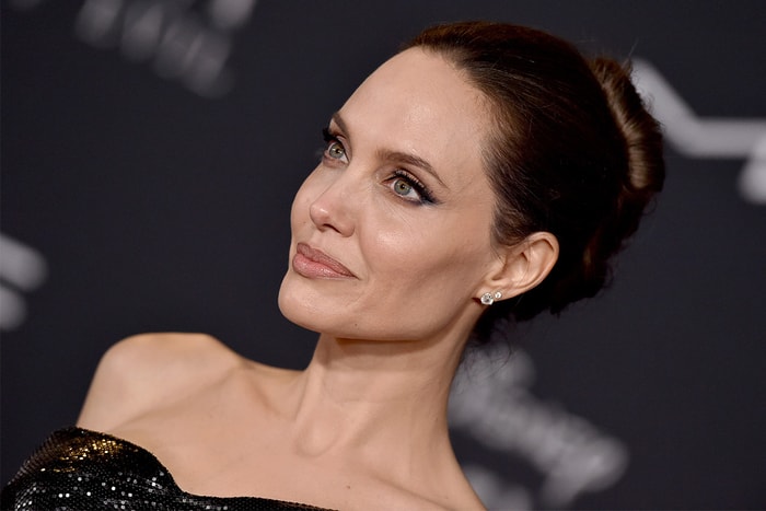 《黑魔后 2》首映：Angelina Jolie 性感黑裙現身，與孩子們一起笑得超甜！