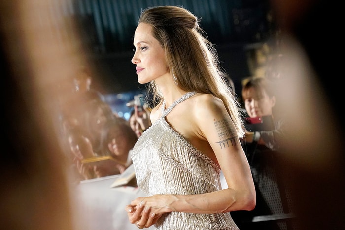 相機閃過不停！Angelina Jolie 禮裙銀光流淌，美得如女神下凡