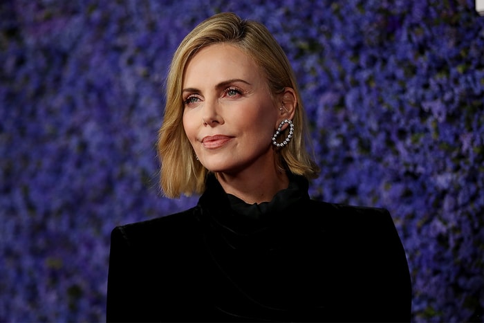 影后 Charlize Theron 把頭髮一口氣剪超短!小男孩髮型也性感十足