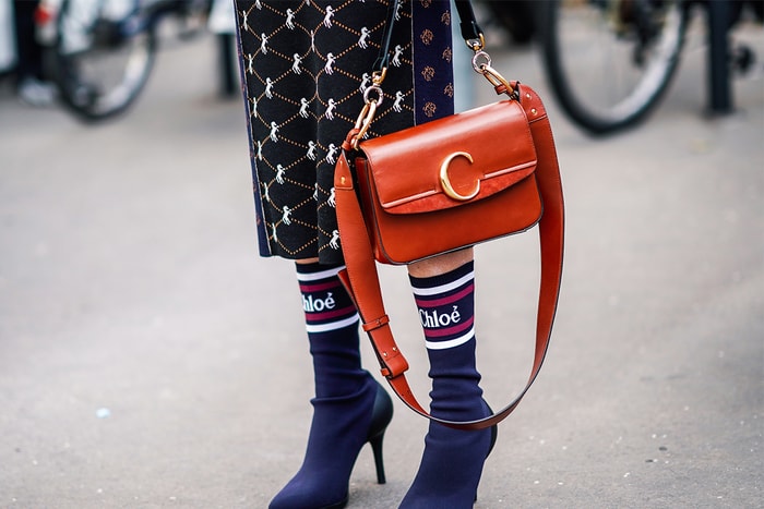 一眼就看出是經典:不需印滿 Logo,10 個金屬扣手袋更值得買